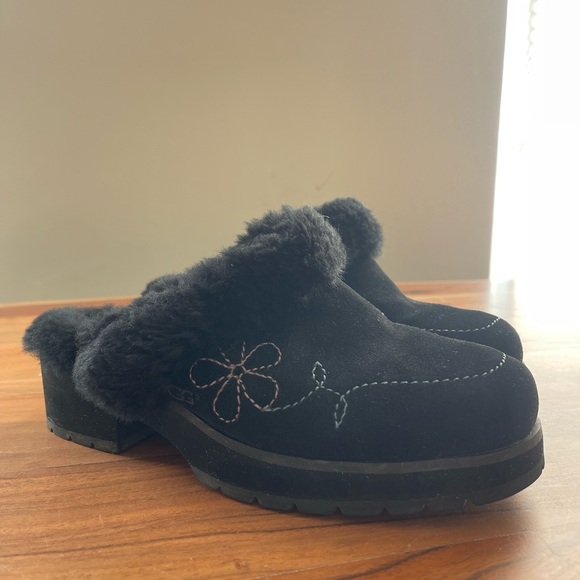 UGG Shoes - UGG Black women’s size 7 Slipper Heel with Floral Stitching